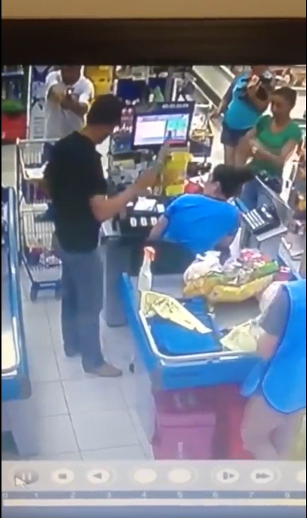 ▲▼男子持刀搶超市，下班警察掏槍制伏（圖／翻攝自Reddit）