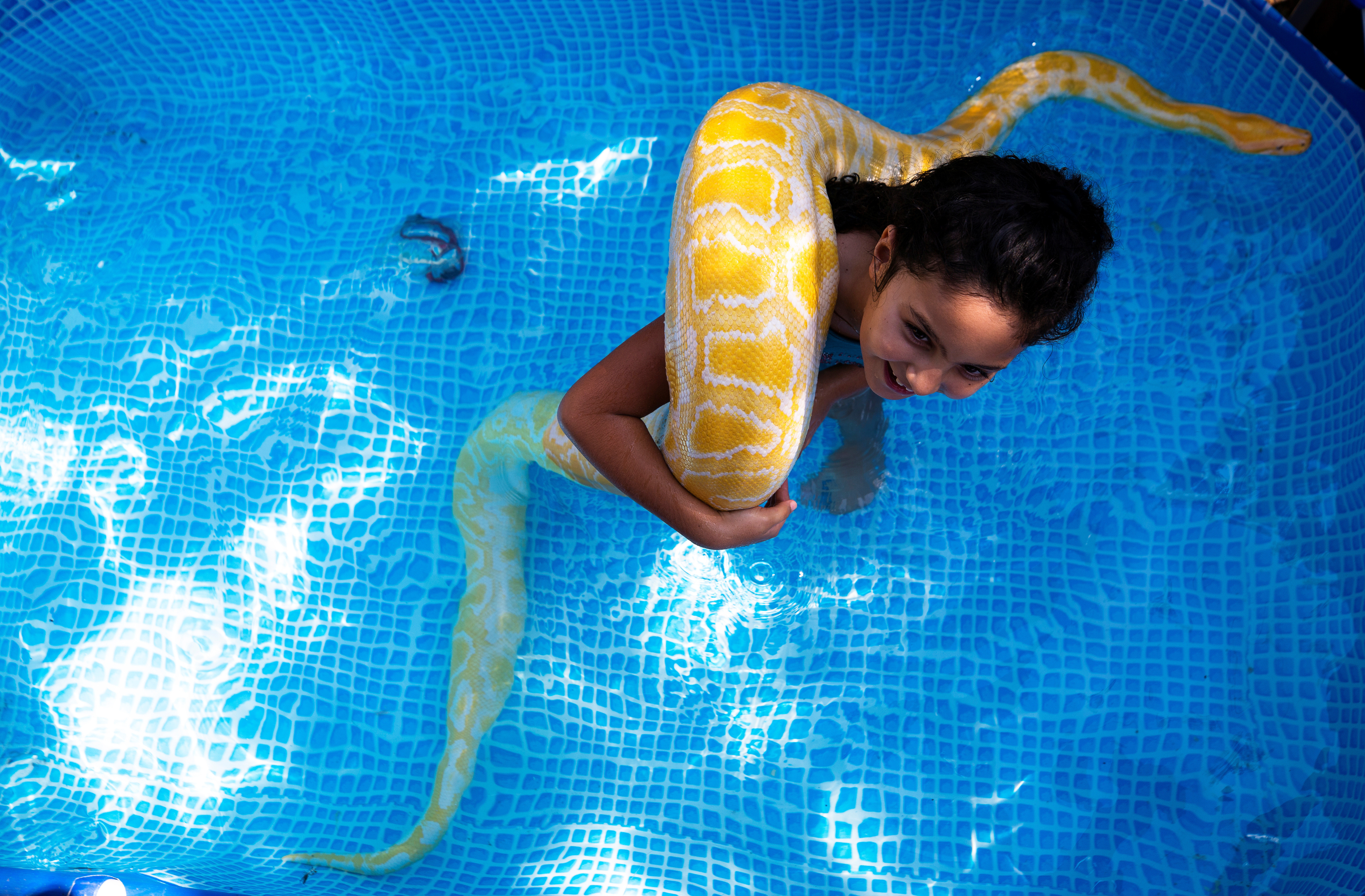 ▲▼以色列女孩最愛和巨大蟒蛇玩，水中共舞引閒話。（圖／路透）
