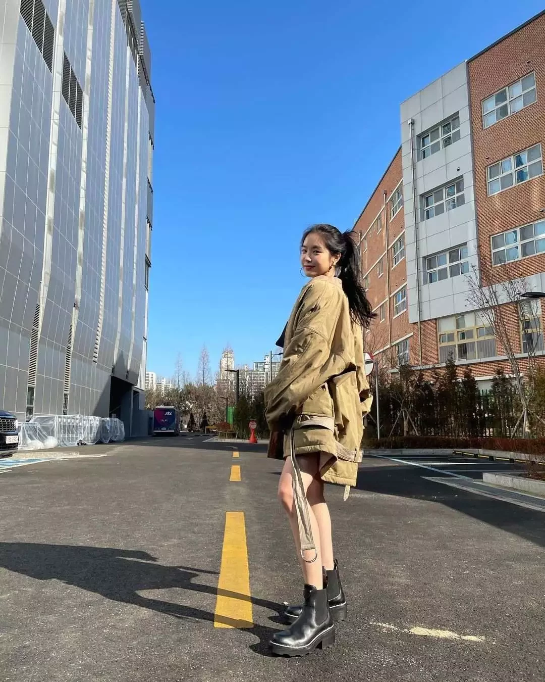 當天，孫娜恩透過個人instagram 公開了多張照片，更標記了 LV 註明是廣告。綁著高馬尾搭配 LV 的卡其色夾克展現出又酷又甜美的獨特風格。 