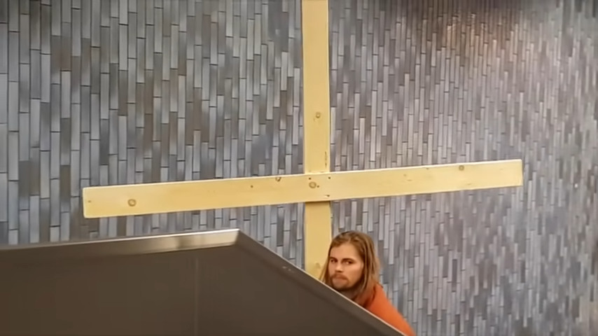 ▲▼耶穌坐手扶梯。（圖／翻攝自YouTube／Jesus Christ）