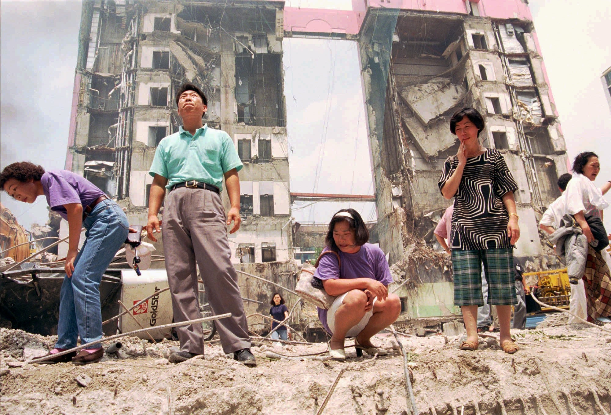 ▲▼ 南韓三豐百貨1995年6月29日倒塌。圖為當年失蹤民眾家屬。（圖／達志影像／美聯社）