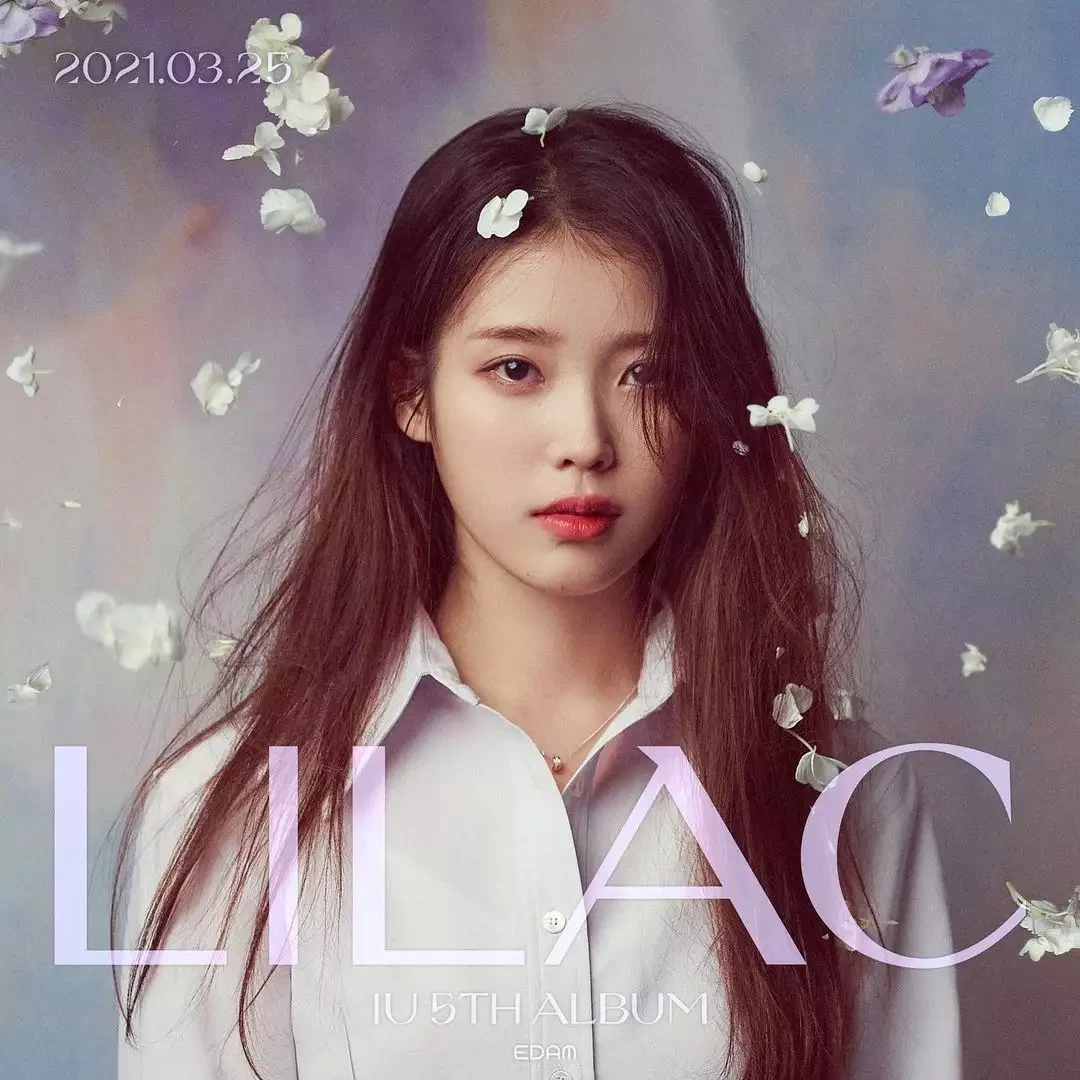 新專輯以「LILAC」紫丁香的為名，象徵著「年輕人純真無邪，初戀和謙遜」，IU李知恩第五張專輯名稱為《LILAC》也是IU送給自己20代最後的一張專輯。
