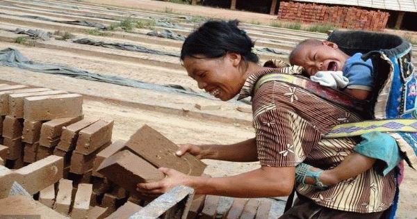媽媽每天背著女兒在磚廠拉磚10小時，做著男人的工作，坦言：最希望女兒長大能住高樓
