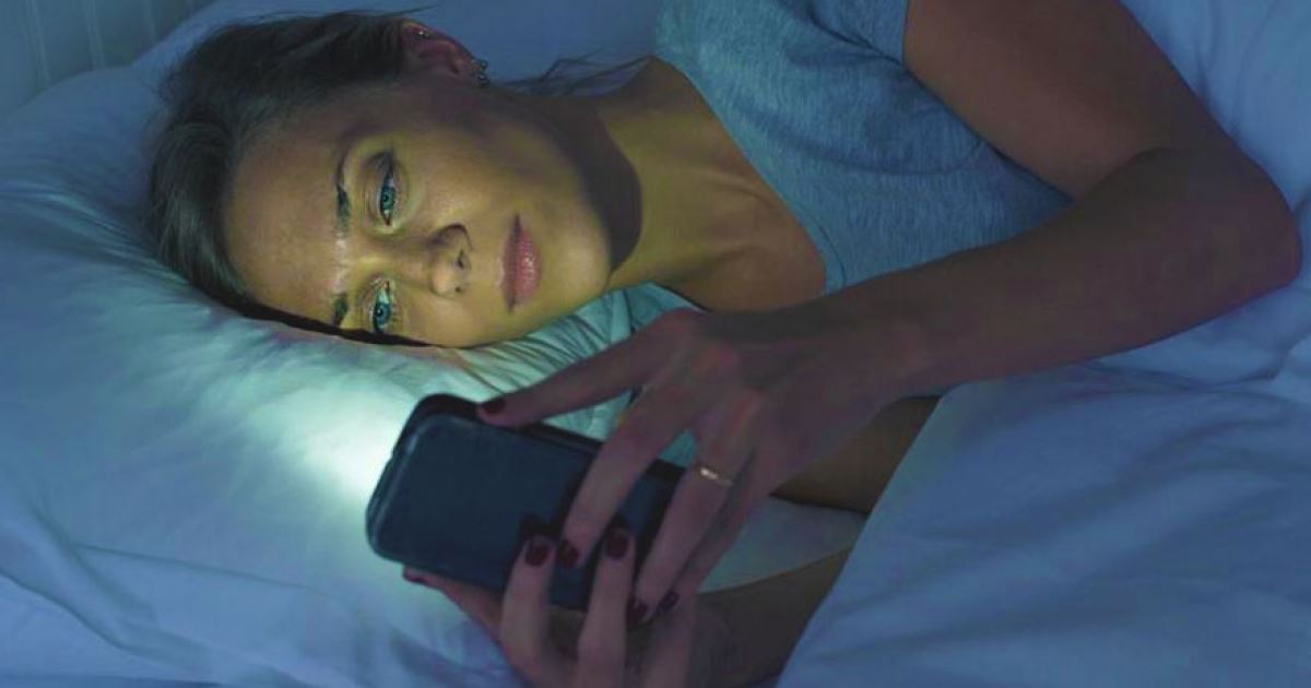 你也會在睡前用這個姿勢玩手機？　醫生警告母湯這樣做：有人因此看不見